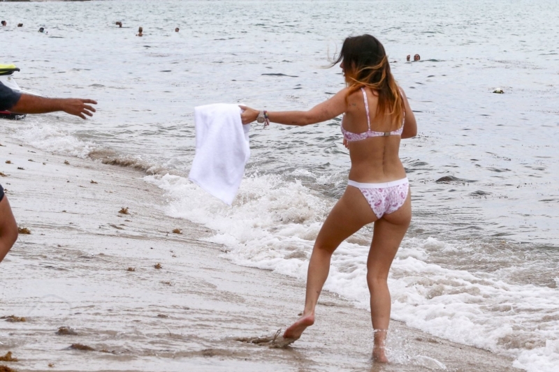 Bella Thorne bikini ile Miami plajında