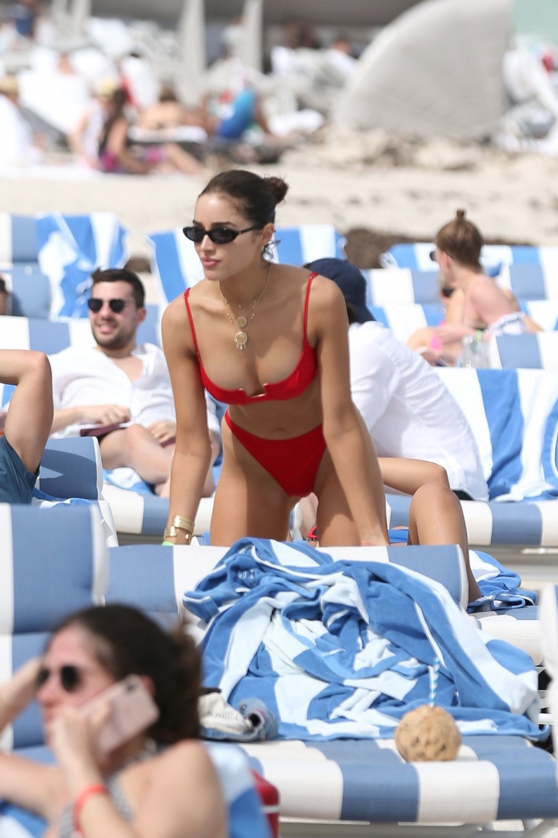 Olivia Culpo kırmızı bikini ile plajda