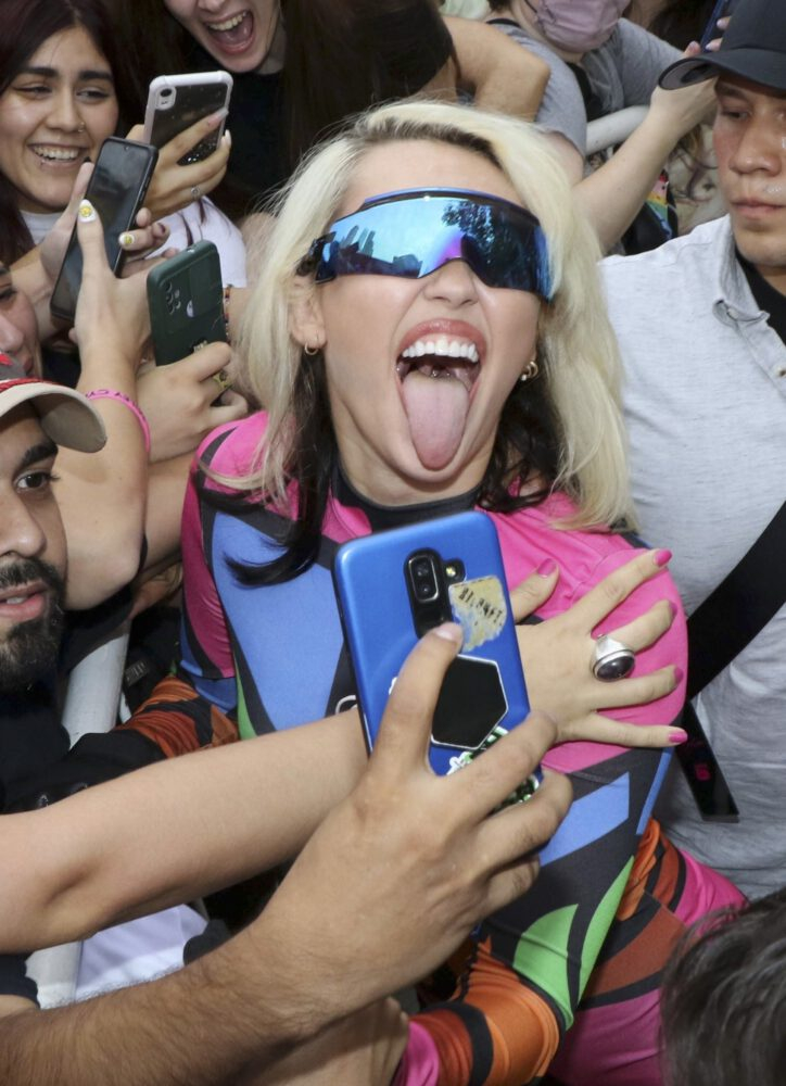 Miley Cyrus mini tayt tulumla Buenos Aires'de
