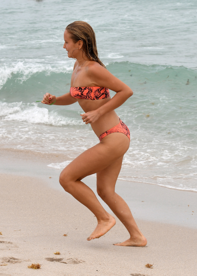 Sailor Brinkley Cook turuncu bikiniyle plajda