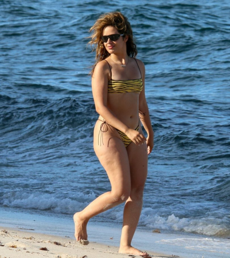 Camila Cabello tanga bikiniyle Coral Gables'da