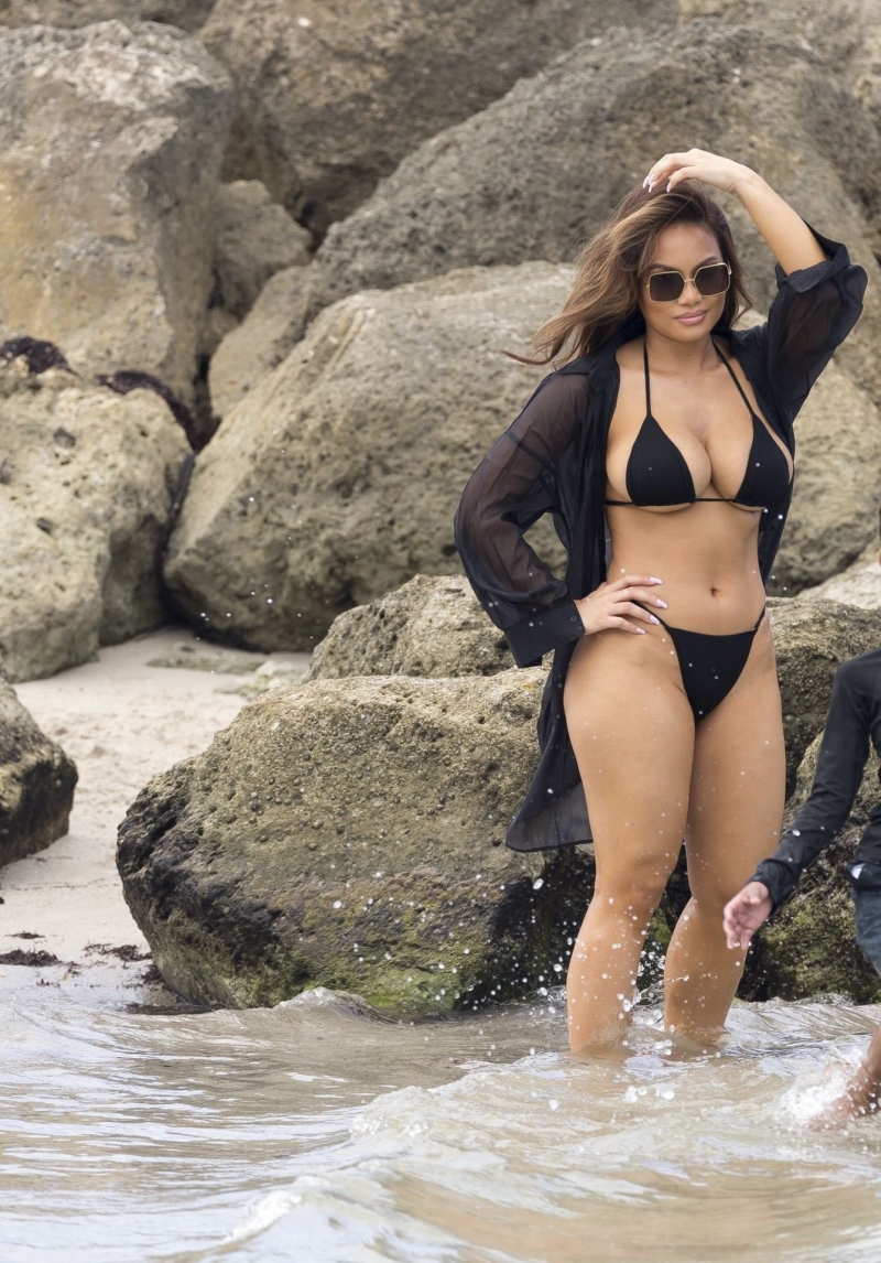 Daphne Joy siyah bikiniyla plajda