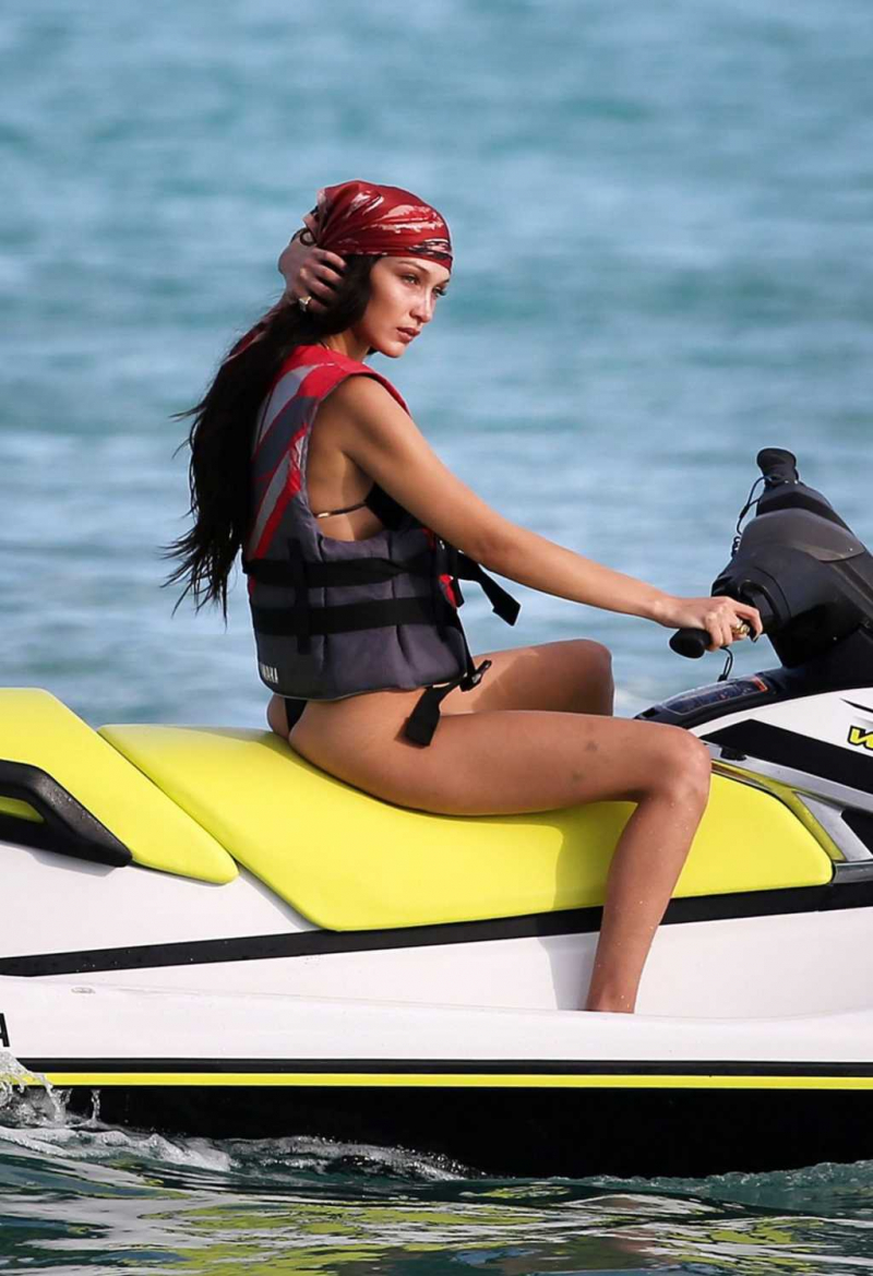 Bella Hadid siyah tanga bikiniyle Miami'de