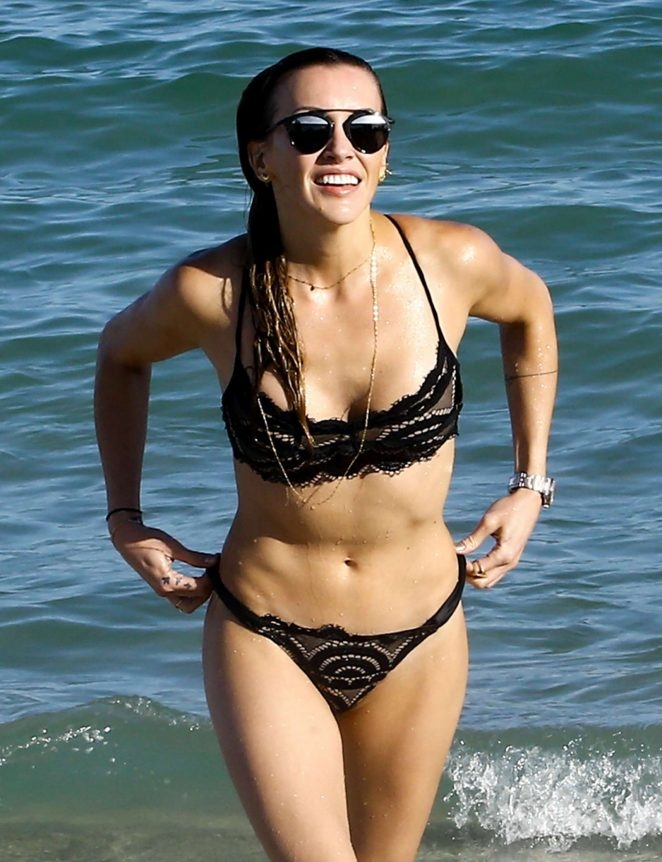Katie Cassidy siyah bikini ile deniz kenarında