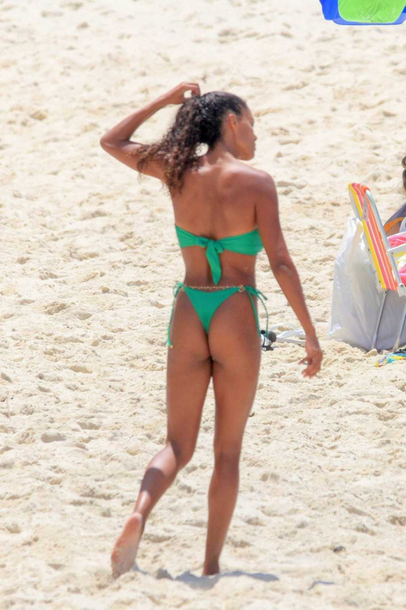 Tina Kunakey yeşil bikini ile sahilde