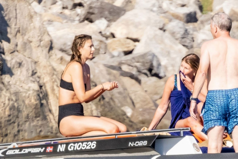Maria Sharapova siyah bikiniyle Nerano'da botta