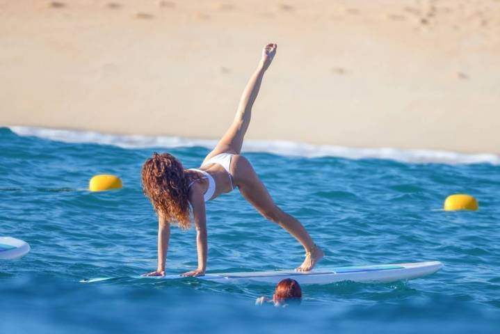 Sarah Hyland bikini ile Cabo San Lucas'da