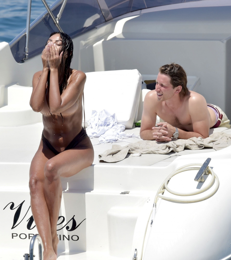 Madalina Ghenea tanga bikiniyle Portofino'da