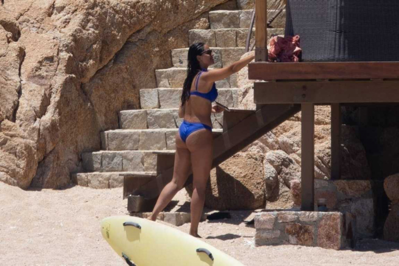 Eiza Gonzalez lacivert bikiniyle Meksika'da