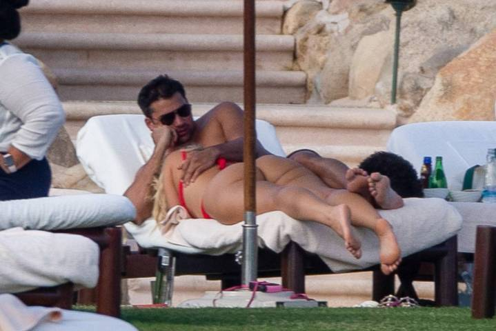 Bebe Rexha kırmızı bikini ile Cabo San Lucas'da