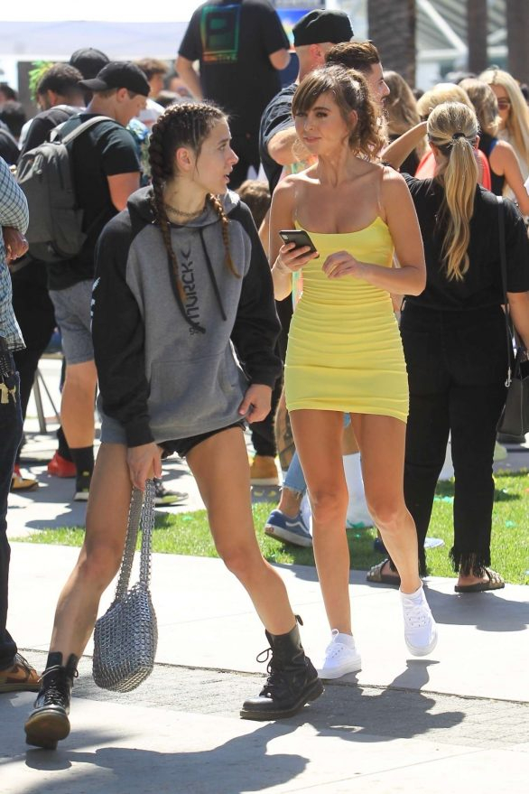 Riley Reid sarı dar elbiseyle sokakta