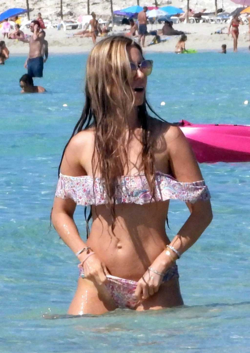 Vivian Sibold bikini ile plajda