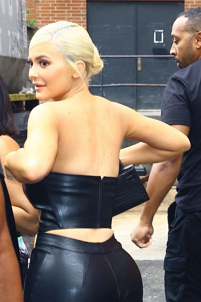 Kylie Jenner siyah deri kostüm ile