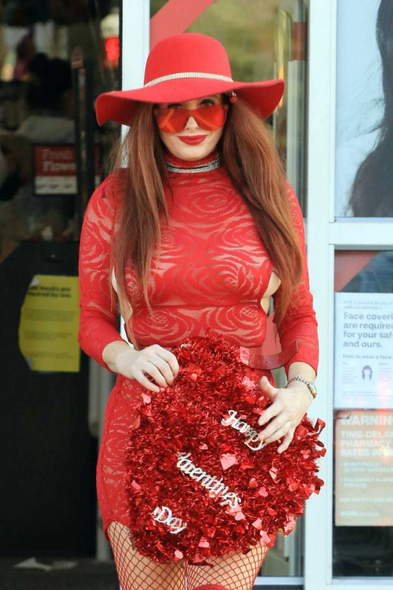 Phoebe Price kırmızı mini elbise ile Los Angeles'ta