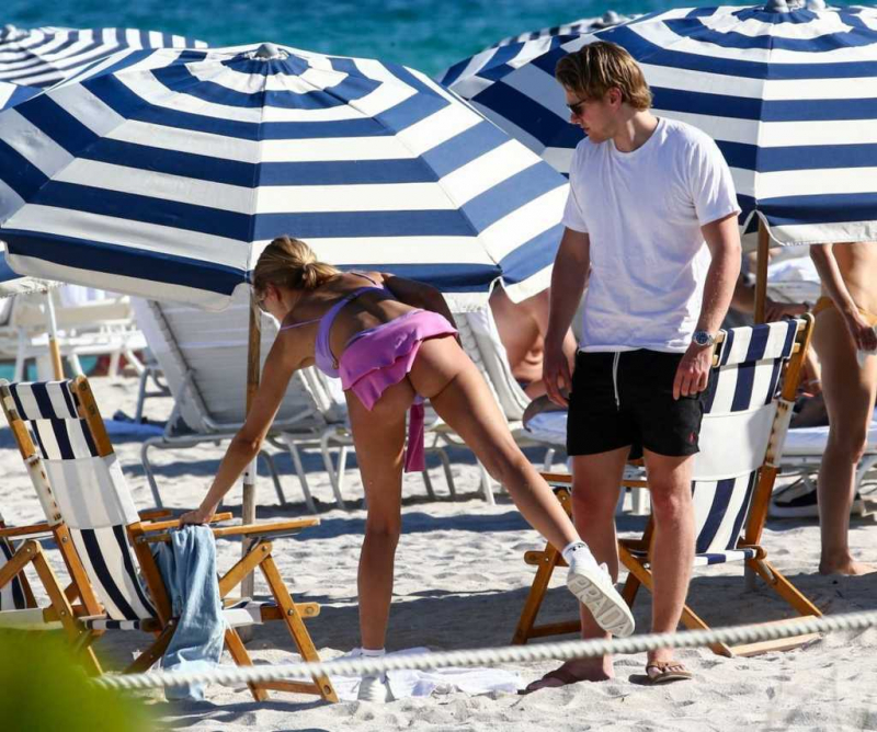 Kimberley Garner bikini ile Miami plajında 24/01/2021