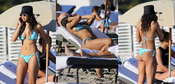 Danielle Herrington mavi bikiniyle Miami plajında