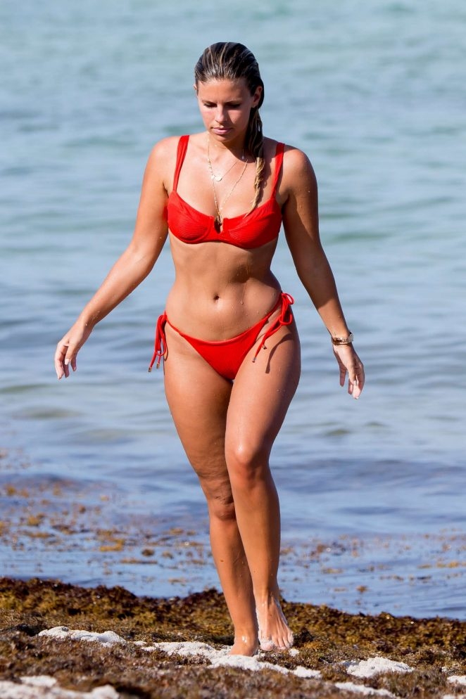 Natasha Oakley kırmızı bikiniyle
