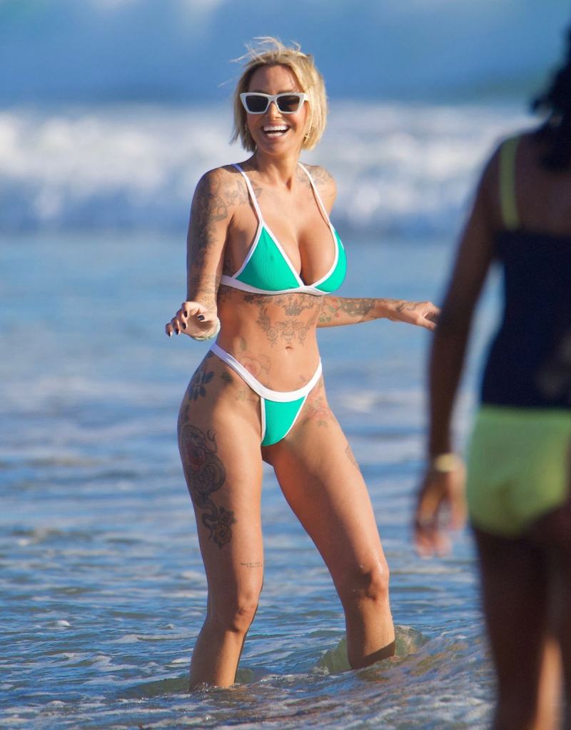 Tina Louise bikini ile plajda