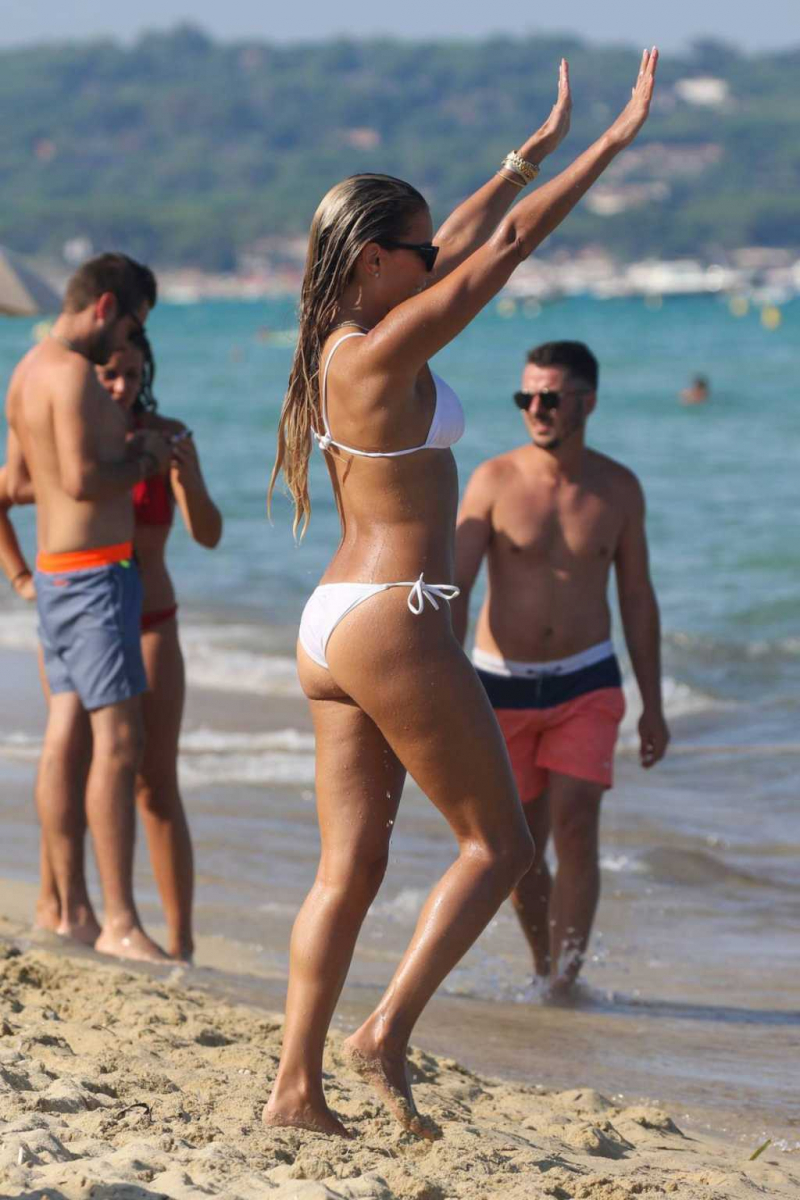 Sylvie Meis beyaz bikini ile Saint Tropez plajında