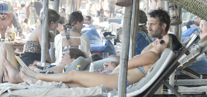 Maren Morris bikini ile Tulum plajında
