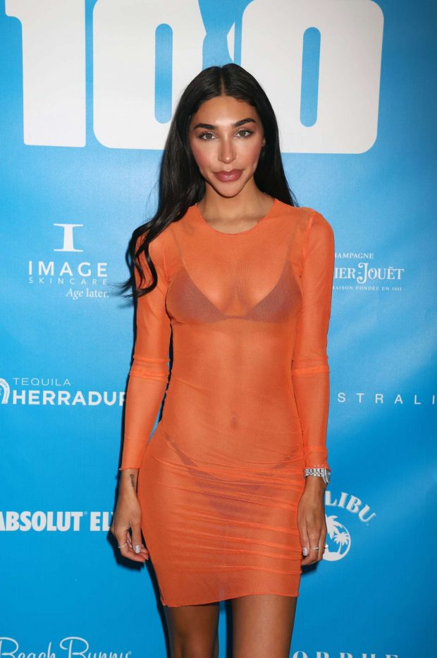 Chantel Jeffries turuncu transparan elbisesiyle  Las Vegas'ta