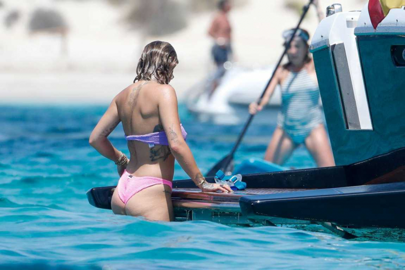 Rita Ora bikini ile Ibiza'da botta