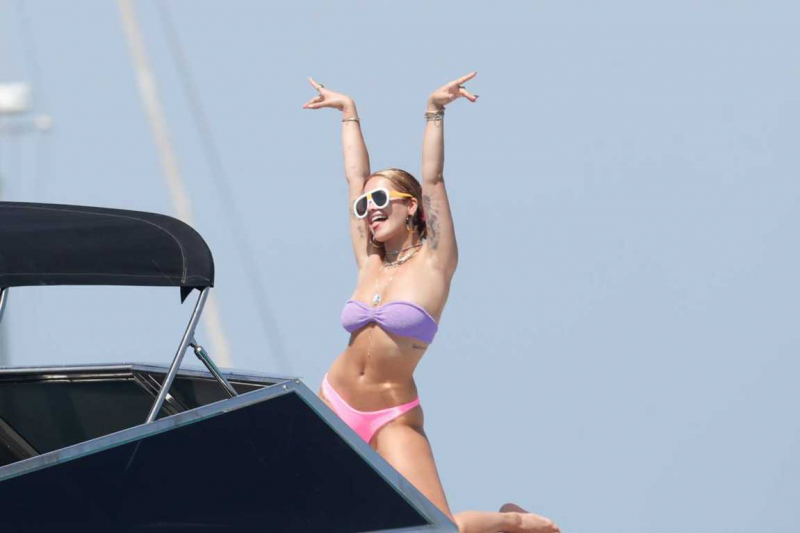 Rita Ora bikini ile Ibiza'da botta