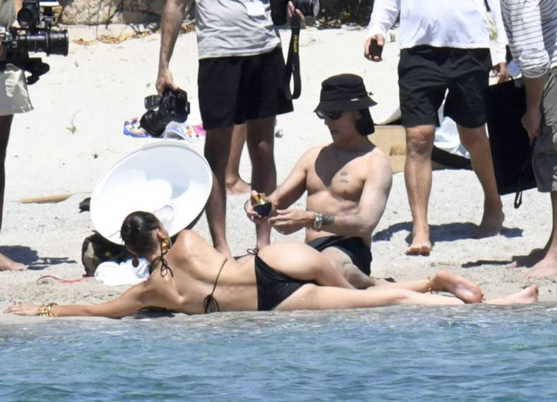 Bella Hadid siyah bikiniyle Corsica'da sette