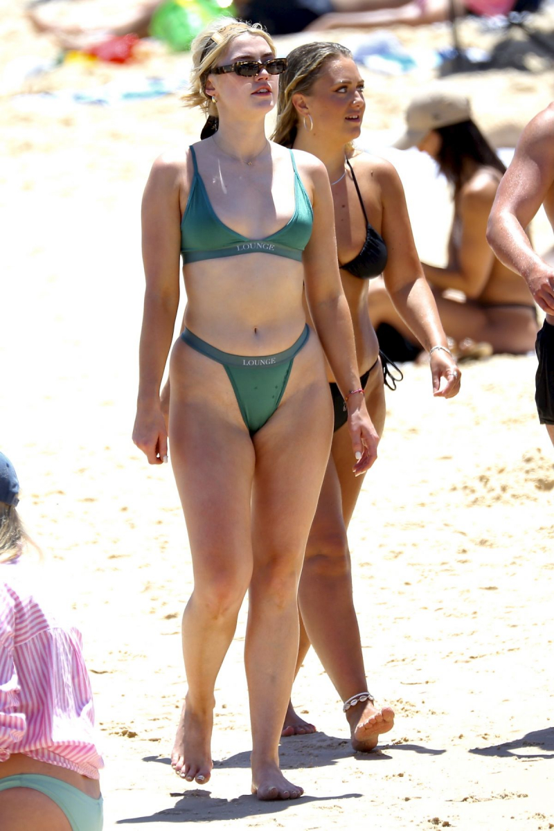 Missy Keating bikiniyle Bondi plajında
