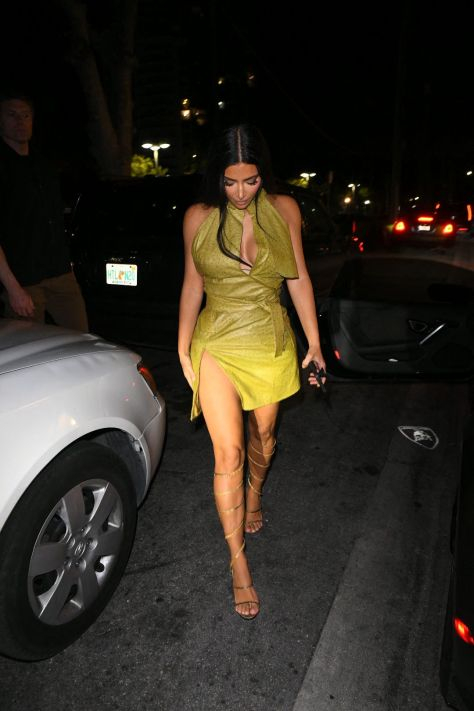 Kim Kardashian yırtmaçlı mini elbiseyle Miami'de