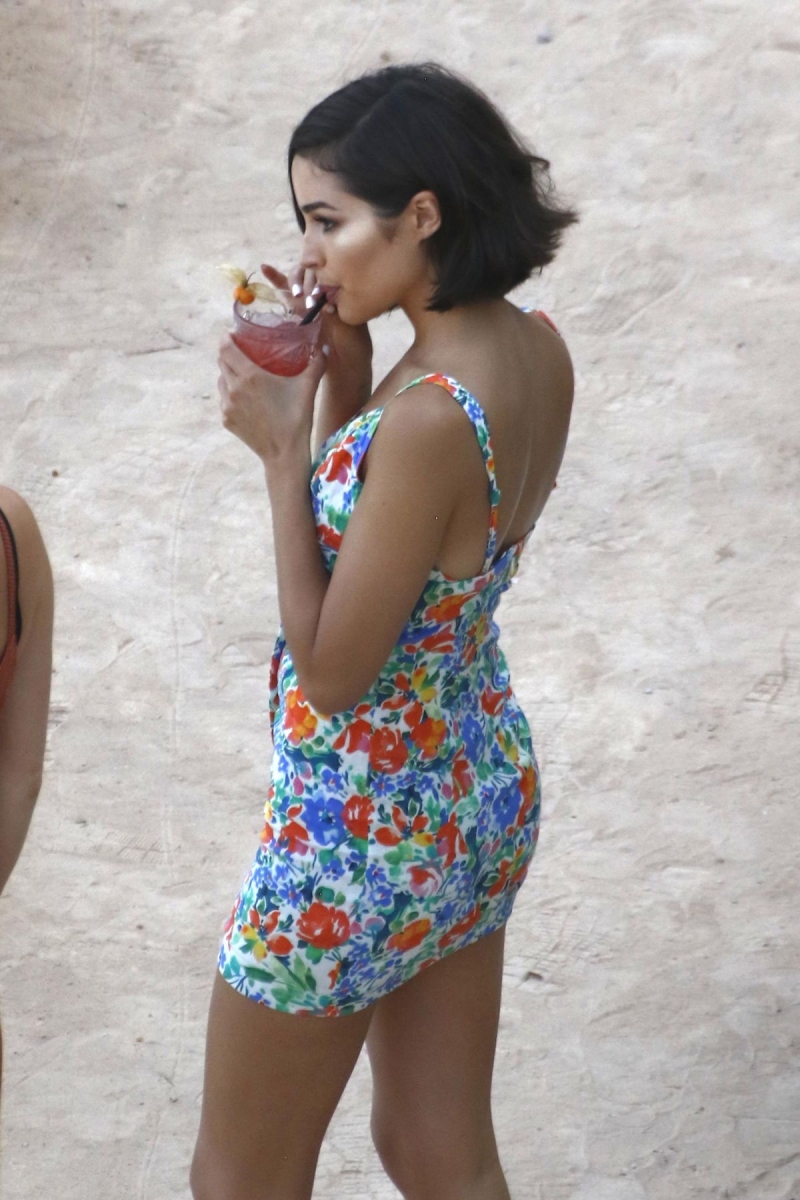 Olivia Culpo renkli mini elbise ile Amante plaj kulübünde