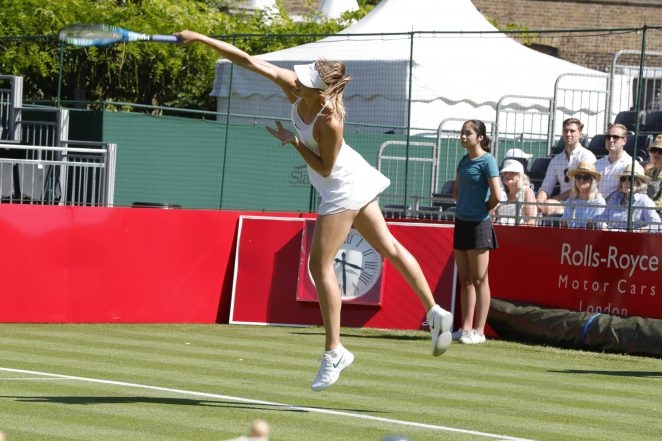 Maria Sharapova beyaz tenis elbisesiyle
