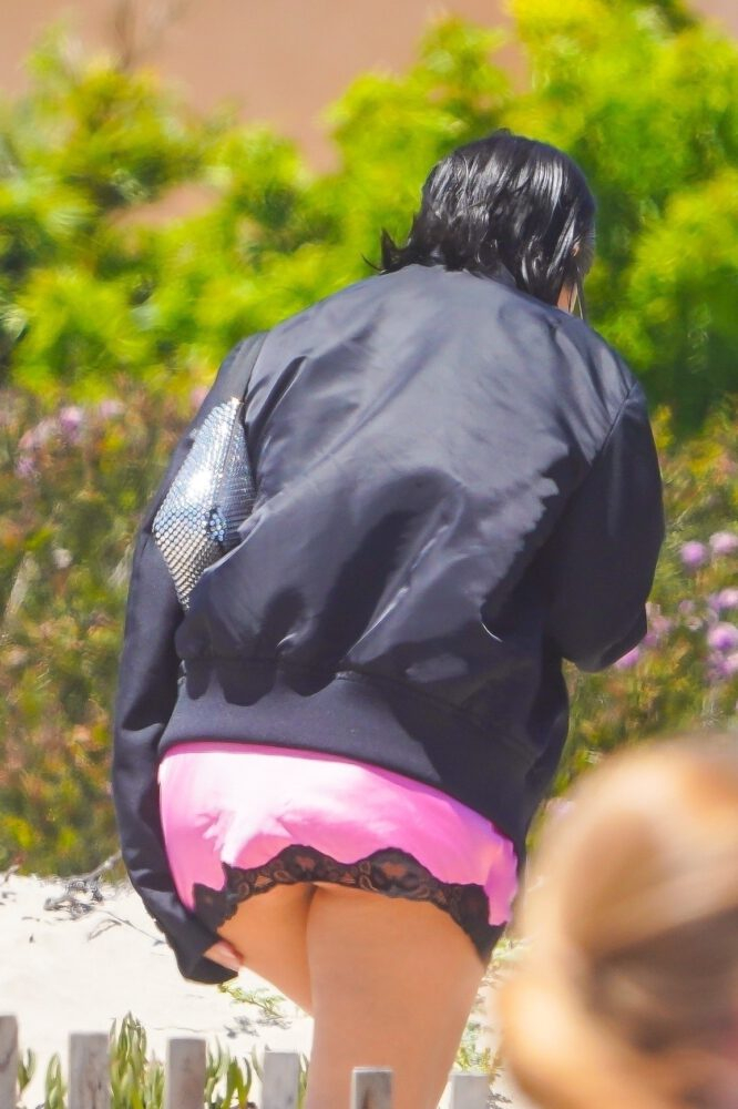 Kourtney Kardashian mini elbiseyle Malibu'da