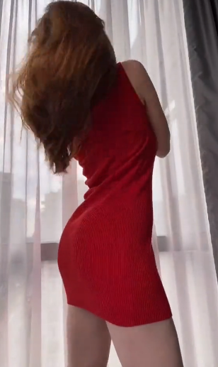 Larsen Thompson kırmızı elbiseyle