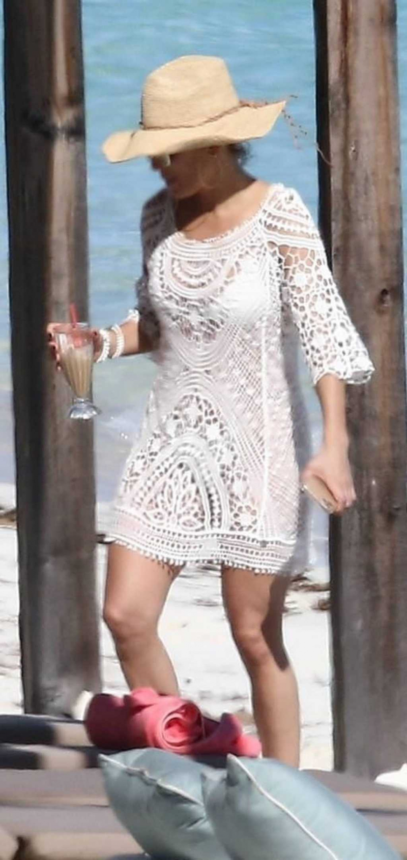Jennifer Lopez beyaz bikini ile Turks and Caicos Adaları'nda 20/01/2021