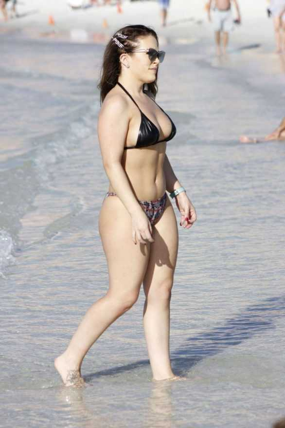 Carmen Valentina bikini ile plajda