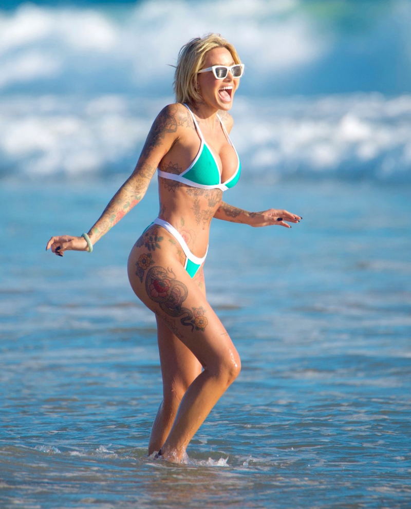 Tina Louise bikini ile plajda