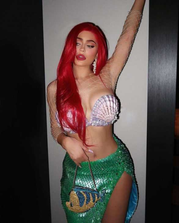 Kylie Jenner kızıl saçla Halloween partide