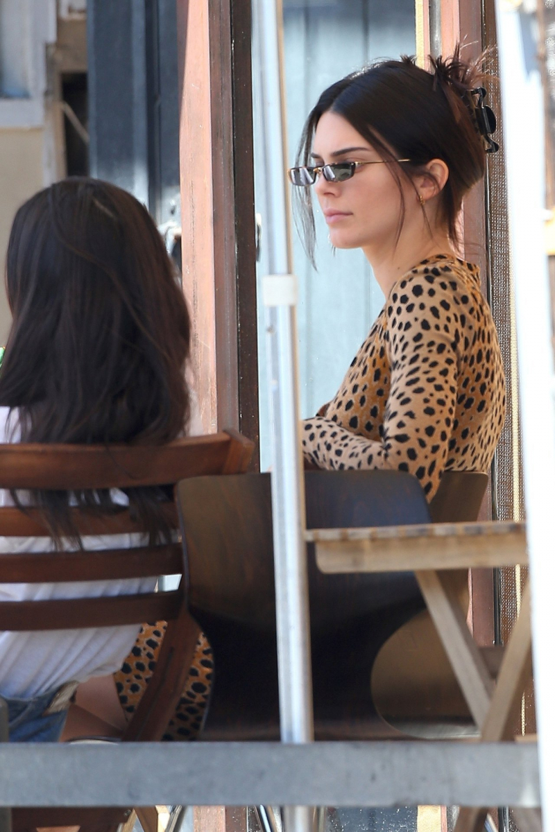Kendall Jenner mini dar elbise ile Beverly Hills'te