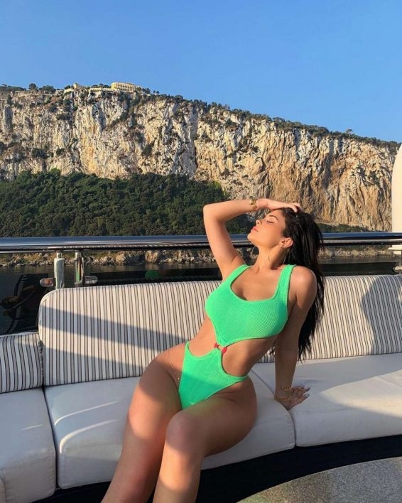 Kylie Jenner yeşil bikiniyle Saint-Tropez'de yatta