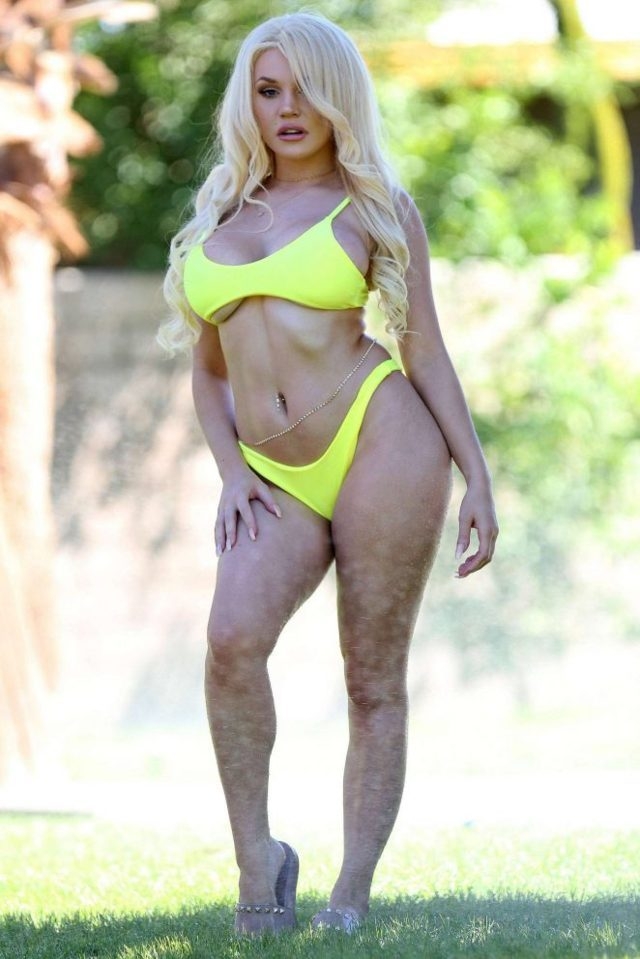 Courtney Stodden sarı bikini ile şezlongta
