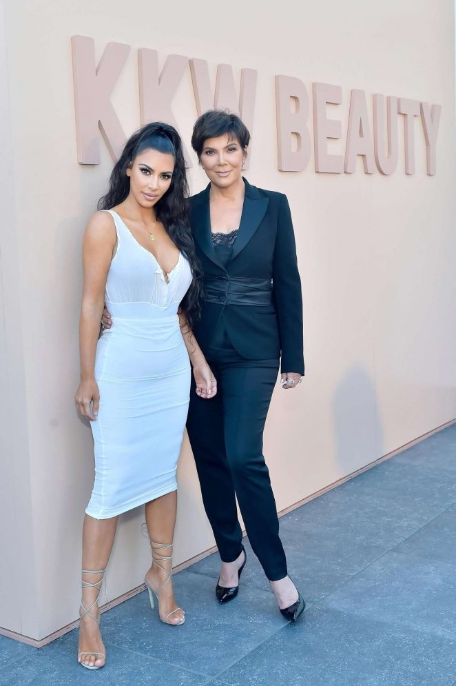 Kim Kardashian beyaz elbise ile