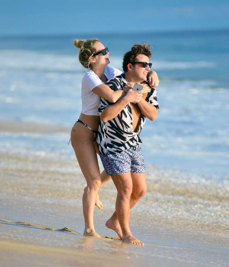 Lottie Moss tanga bikiniyle Cabo san Lucas'da