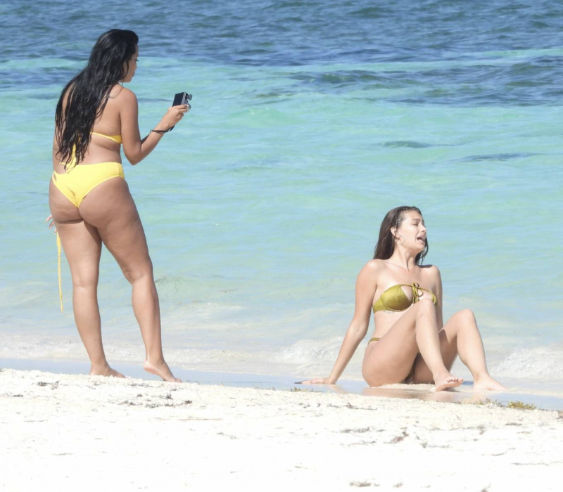 Desiree Cordero Cancun plajında