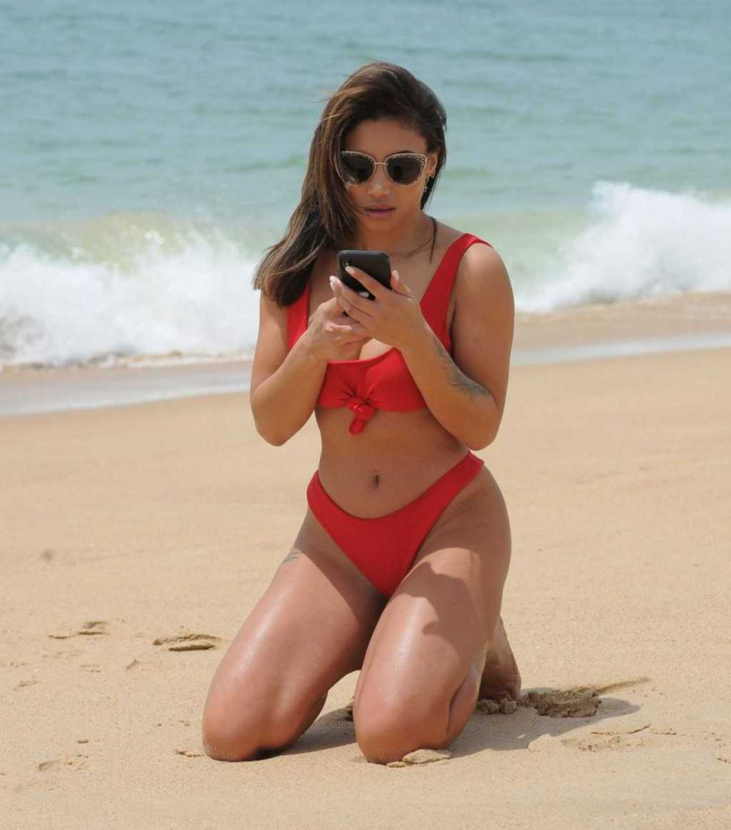 Kayleigh Morris kırmızı bikiniyle Tenerife'de