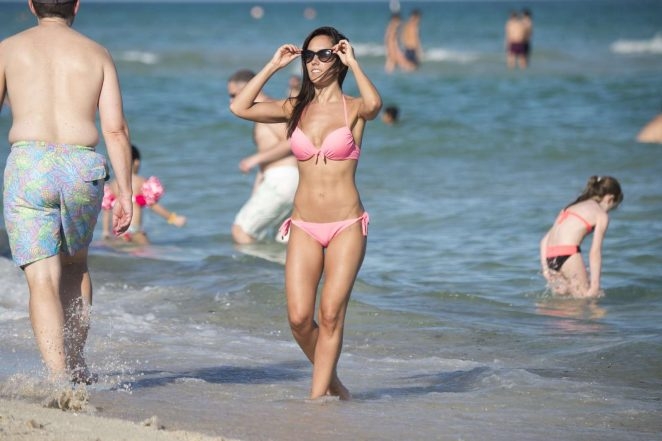 Janette Manrara bikini ile Miami plajında