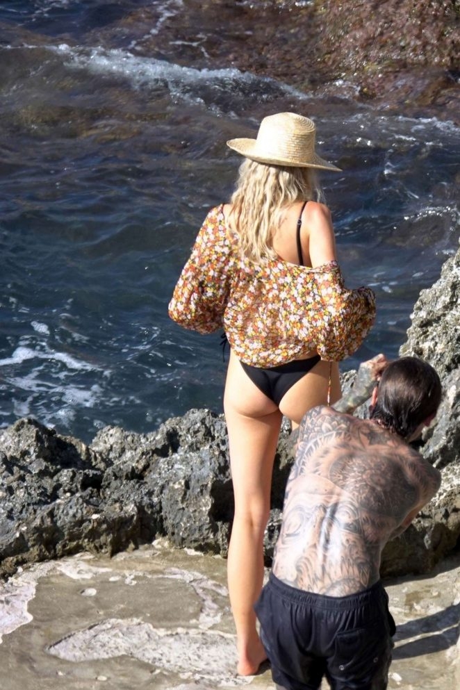 Charlotte McKinney siyah tanga bikini ile Capri'de
