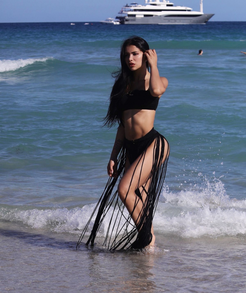 Paula Suarez bikiniyle Miami plajında