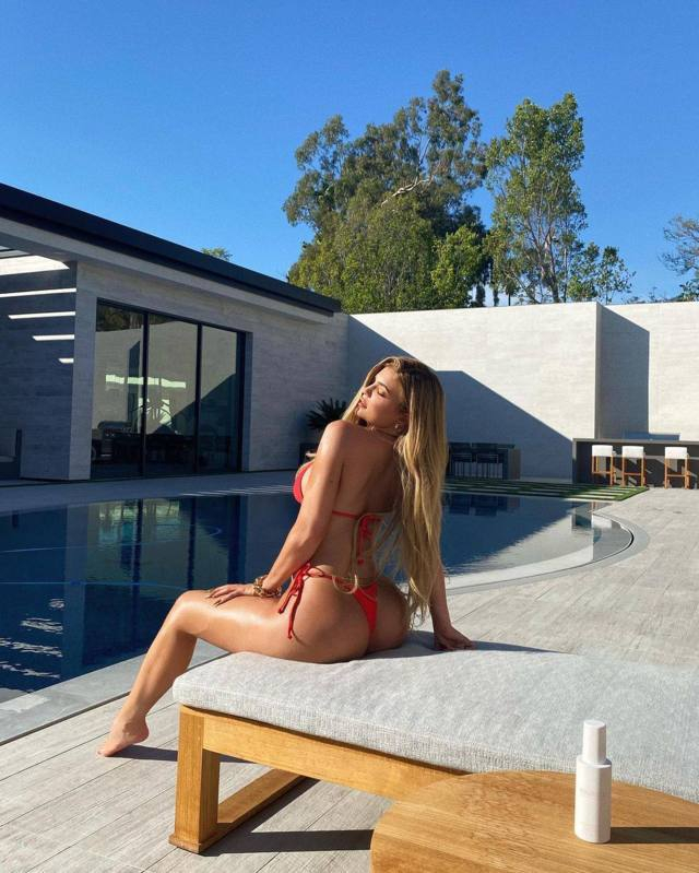 Kylie Jenner kırmızı tanga bikini ile havuzda