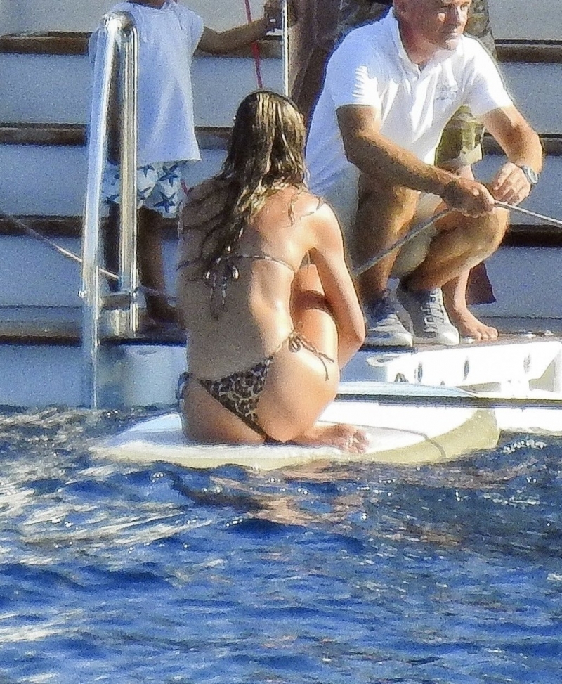 Doutzen Kroes tanga bikini ile Ibiza'da